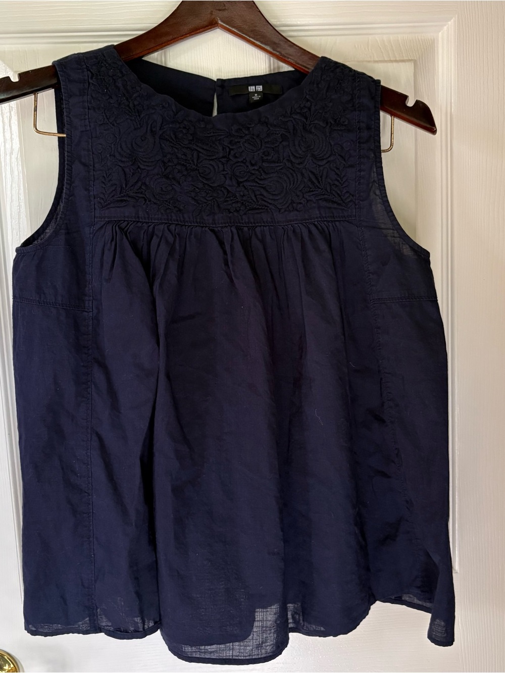 Uniqlo Navy Blue Sleeveless embroidered Blouse women’s medium
